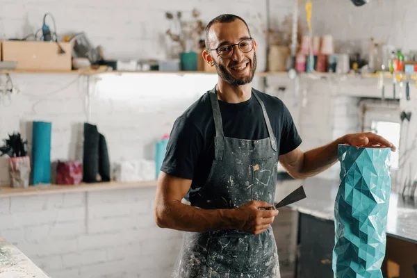 Artisan Sculptor Artist Arab Appearance Smiling Camera Backdrop Workshop His — 스톡 사진