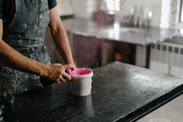 Artisan Artist Mixing Paint His Workshop Pink Paint Paint Mixer — Stok fotoğraf
