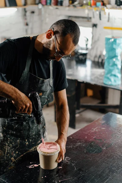 Artisan Artist Mixing Paint His Workshop Pink Paint Paint Mixer — Stockfoto