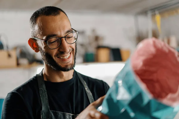 Artisan Sculptor Artist Arab Appearance Smiling Camera Backdrop Workshop His — Stock Photo, Image