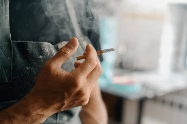 Male Artist Sculptor Artisan Smokes Cigarette Workshop — Foto de Stock