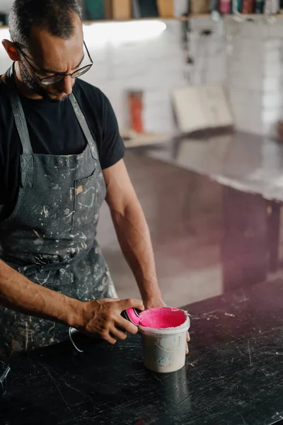 Artisan Artist Mixing Paint His Workshop Pink Paint Paint Mixer — Zdjęcie stockowe