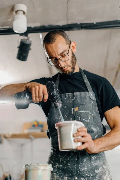 Artisan Artist Mixing Paint His Workshop Pink Paint Paint Mixer — Stock Photo, Image