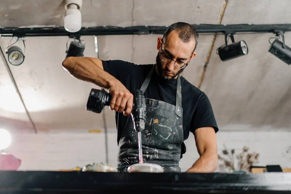 Artisan Artist Mixing Paint His Workshop Pink Paint Paint Mixer — Stockfoto