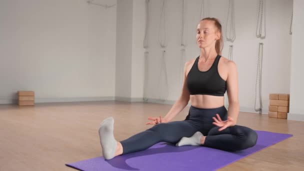 Close Girl Doing Yoga Pilates Stretching Meditating — Stockvideo