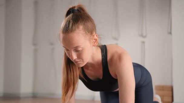 Close Girl Doing Yoga Pilates Stretching Meditating — Stock Video