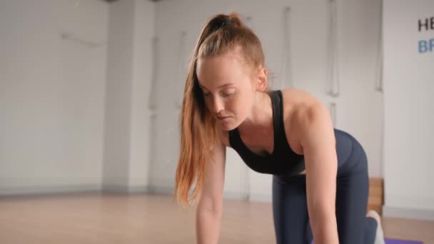 Close Girl Doing Yoga Pilates Stretching Meditating — Stok Video