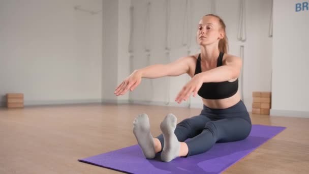 Close Girl Doing Yoga Pilates Stretching Meditating — Stock video