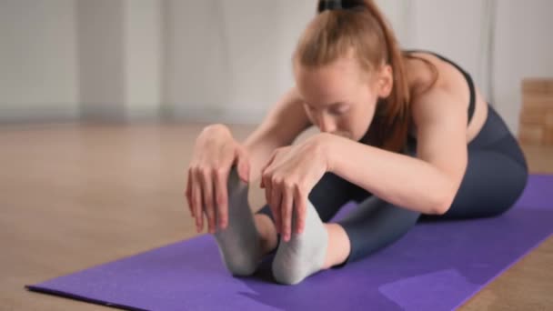 Close Girl Doing Yoga Pilates Stretching Meditating — Stok video