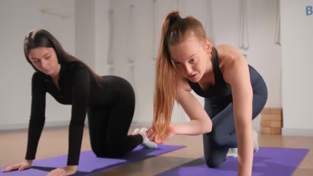 Woman Learn Yoga Pilates Coach Trainer Girl Using Mat Exercise — Stockvideo