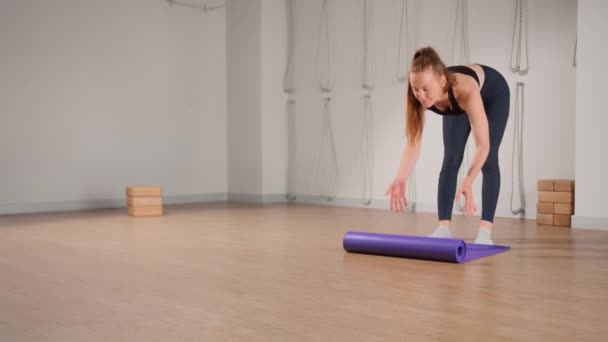 Woman Rolling Yoga Mat Training Studio Girl Folding Fitness Mat — Stok video