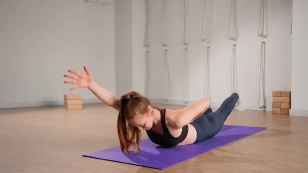 Determined Athletic Woman Exercising Stretching Exercises Yoga Mat While Watching — Vídeos de Stock