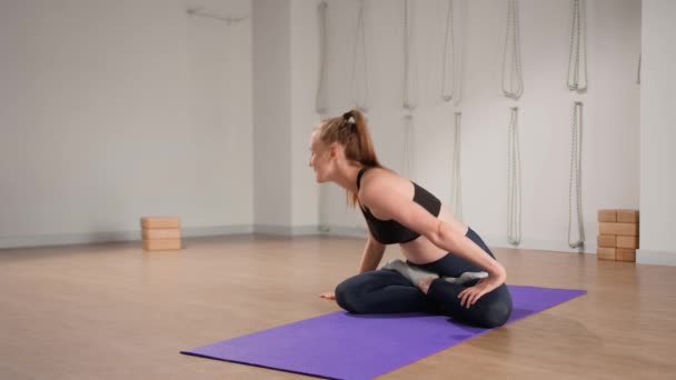 Determined Athletic Woman Exercising Stretching Exercises Yoga Mat While Watching — Stok video