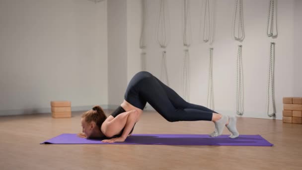 Determined Athletic Woman Exercising Stretching Exercises Yoga Mat While Watching — Stok video