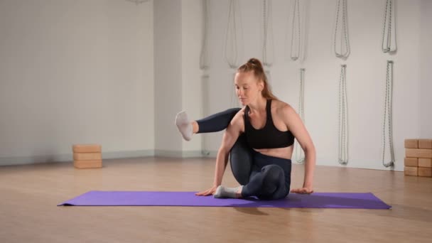 Determined Athletic Woman Exercising Stretching Exercises Yoga Mat While Watching — kuvapankkivideo
