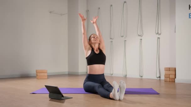 Determined Athletic Woman Exercising Stretching Exercises Yoga Mat While Watching — Wideo stockowe