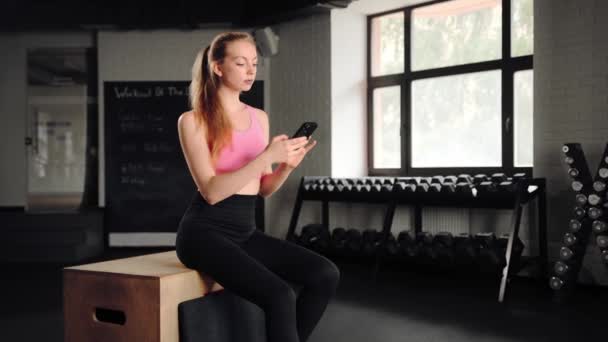 Athlete Girl Resting Exercise Phone While Sitting Gym Woman Texting — Wideo stockowe