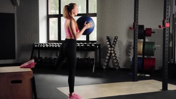 Κορίτσι Αθλητής Κάνει Άσκηση Καρδιο Καταλήψεις Μπάλα Στο Γυμναστήριο — Αρχείο Βίντεο