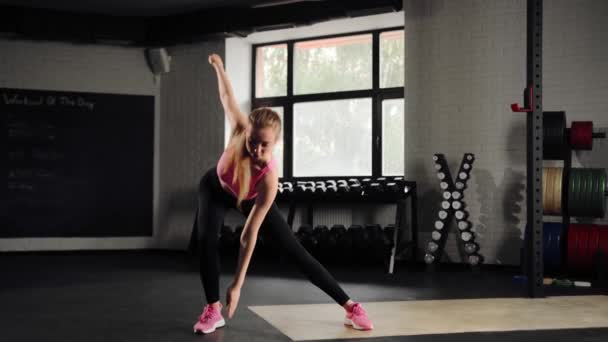 Girl Athlete Doing Cardio Exercise Squats Gym — Stockvideo