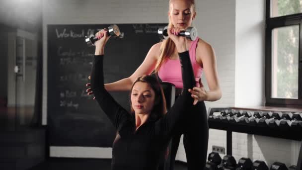 Female Coach Trainer Trains Girl Shoulder Exercise Dumbbells — Stok video