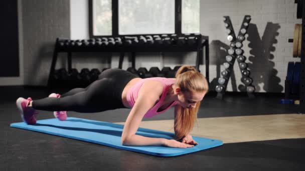Young Woman Training Gym Plank Does Exercise Abs Confident Slim — Stockvideo