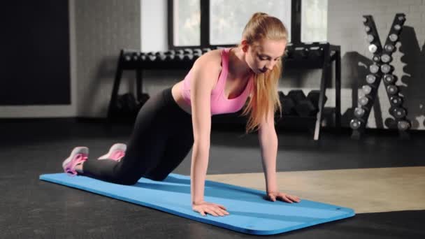 Young Woman Has Workout Gym Standing Knees Doing Push Ups — Stockvideo