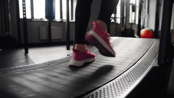 Κοντινό Πλάνο Των Sneakers Μια Αθλήτρια Τρέχει Διάδρομο Γυμναστικής — Αρχείο Βίντεο