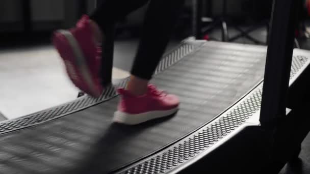 Close Sneakers Girl Athlete Runs Treadmill Gym — Vídeo de Stock