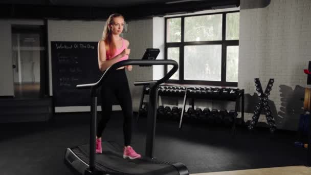 Γυναίκα Αθλητής Τρέχει Στο Διάδρομο Κάνει Άσκηση Καρδιο Στο Γυμναστήριο — Αρχείο Βίντεο