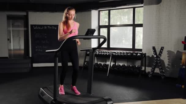 Woman Athlete Running Treadmill Doing Cardio Workout Gym — Stockvideo