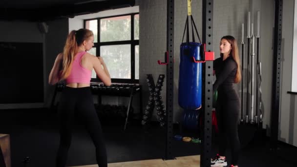 Αθλητές Γυναίκες Εκπαιδεύει Ένα Πόδι Κλωτσιά Στο Γυμναστήριο Μια Τσάντα — Αρχείο Βίντεο