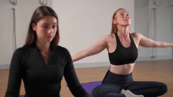 Athletic Woman Doing Yoga Health Girl Lotus Position Folds Her — Stockvideo