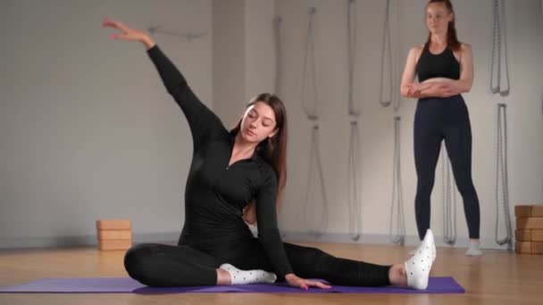 Woman Learn Yoga Pilates Coach Trainer Girl Using Mat Exercise — Vídeo de Stock