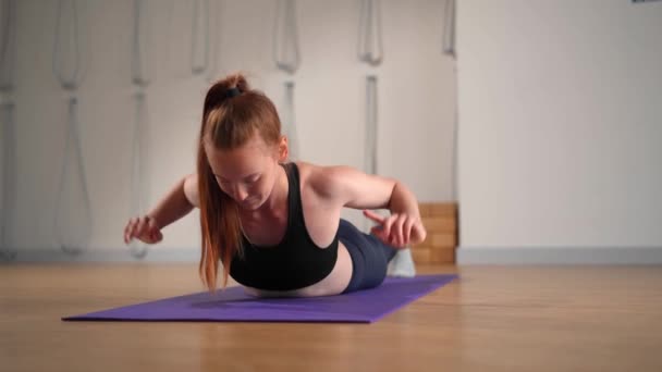 Спортивная Женщина Упражнения Растяжения Упражнения Йоге Мат Женщина Практикующая Йогу — стоковое видео