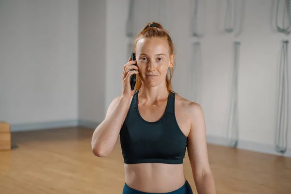 Athletic Woman Talking Phone While Doing Pilates Yoga Stretching Health — 스톡 사진