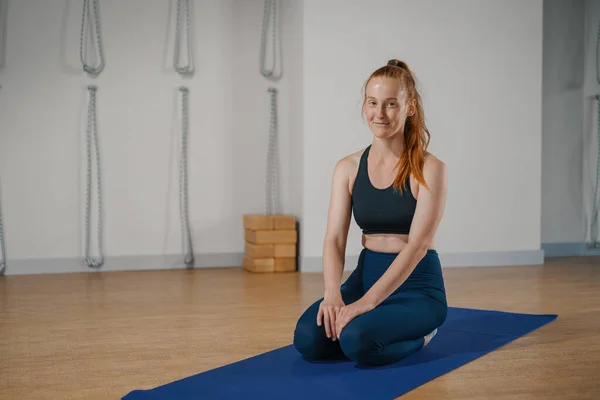 Woman Smiling Camera While Sitting Yoga Mat Pilates Stretching Class — 스톡 사진