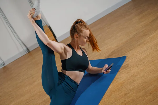 Athletic Woman Texting Phone While Doing Stretching Pilates Yoga Health — 스톡 사진