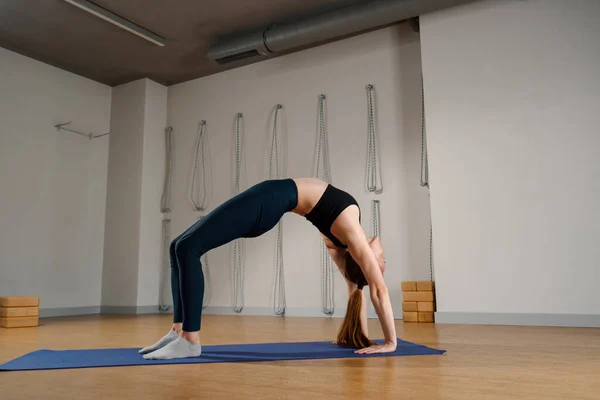 Athletic Woman Doing Pilates Yoga Stretching Health Studio Athletic Body — Stok fotoğraf