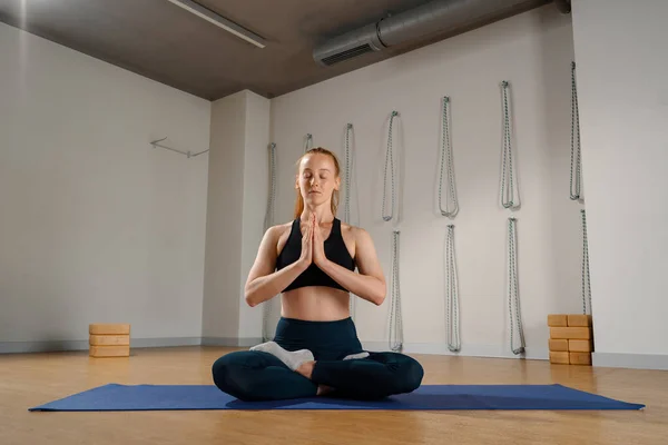 Athletic Woman Doing Pilates Yoga Stretching Health Studio Athletic Body — Fotografia de Stock