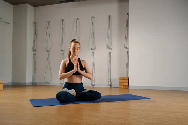 Athletic Girl Sitting Yoga Mat Lotus Position Looking Camera —  Fotos de Stock