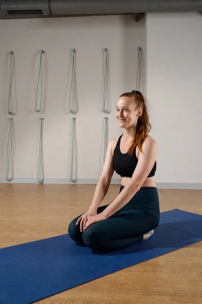 Athletic Girl Sitting Yoga Mat Lotus Position Looking Camera — Stockfoto