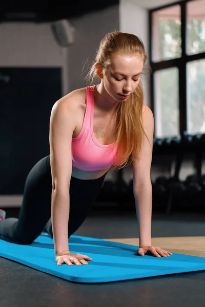 Athletic Woman Engaged Training Push Ups Gym Chest Arm Exercises — Stok fotoğraf