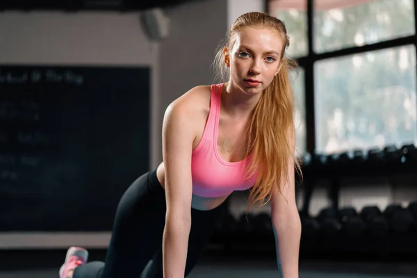 Athletic Woman Engaged Training Push Ups Gym Chest Arm Exercises — Stockfoto