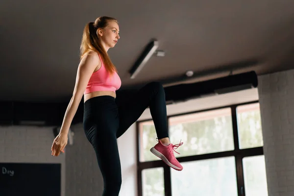 Athletic Build Girl Doing Endurance Exercise Training Leg Swings Gym — Photo