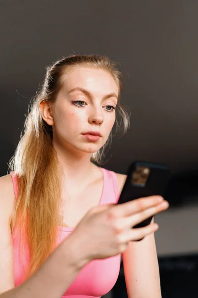 Athletic Build Girl Uses Phone While Resting Grueling Workout Gym — Stock Photo, Image