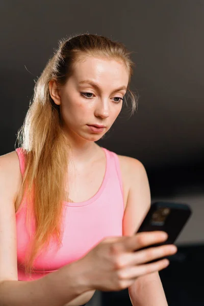 Athletic Build Girl Uses Phone While Resting Grueling Workout Gym — Stock Photo, Image