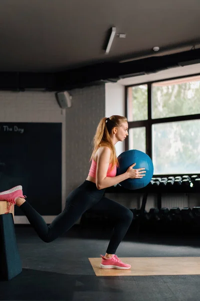 Athletic Girl Doing Workout Exercise Lunges Ball Gym — ストック写真