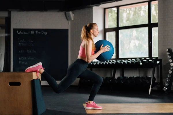 Athletic Girl Doing Workout Exercise Lunges Ball Gym — ストック写真