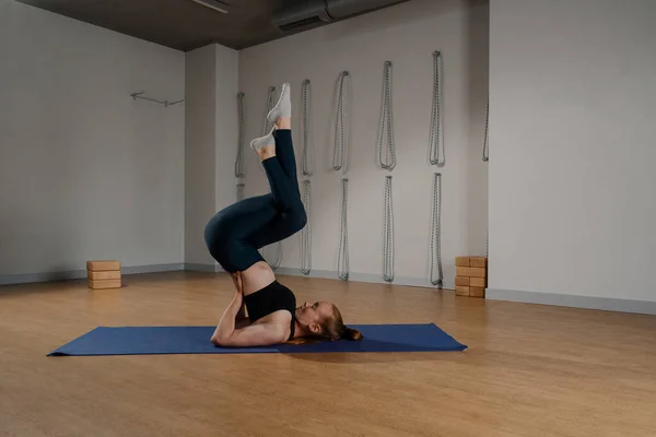 Athletic Woman Doing Pilates Yoga Stretching Health Studio Athletic Body — Zdjęcie stockowe