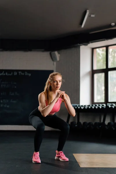 Athletic Woman Doing Squat Workout Exercise Gym — Stok fotoğraf